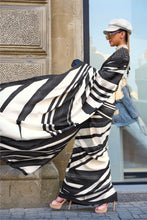 Load image into Gallery viewer, Stunning Black and White Printed Crepe Saree with Plain Border and Blouse