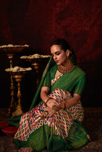 Load image into Gallery viewer, Off-White Digital Printed Silk Traditional Saree With Blouse
